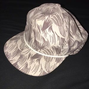 gray & white patterned snapback